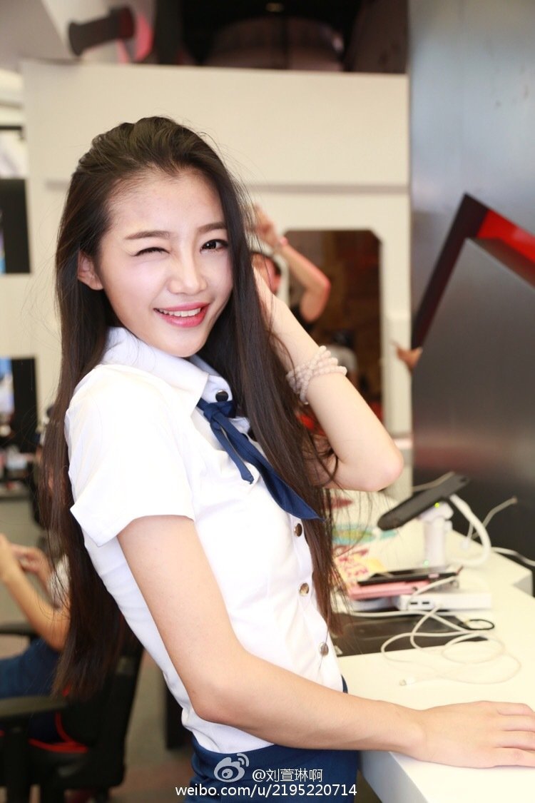 刘萱琳海马玩游戏展台主推showgirl模特