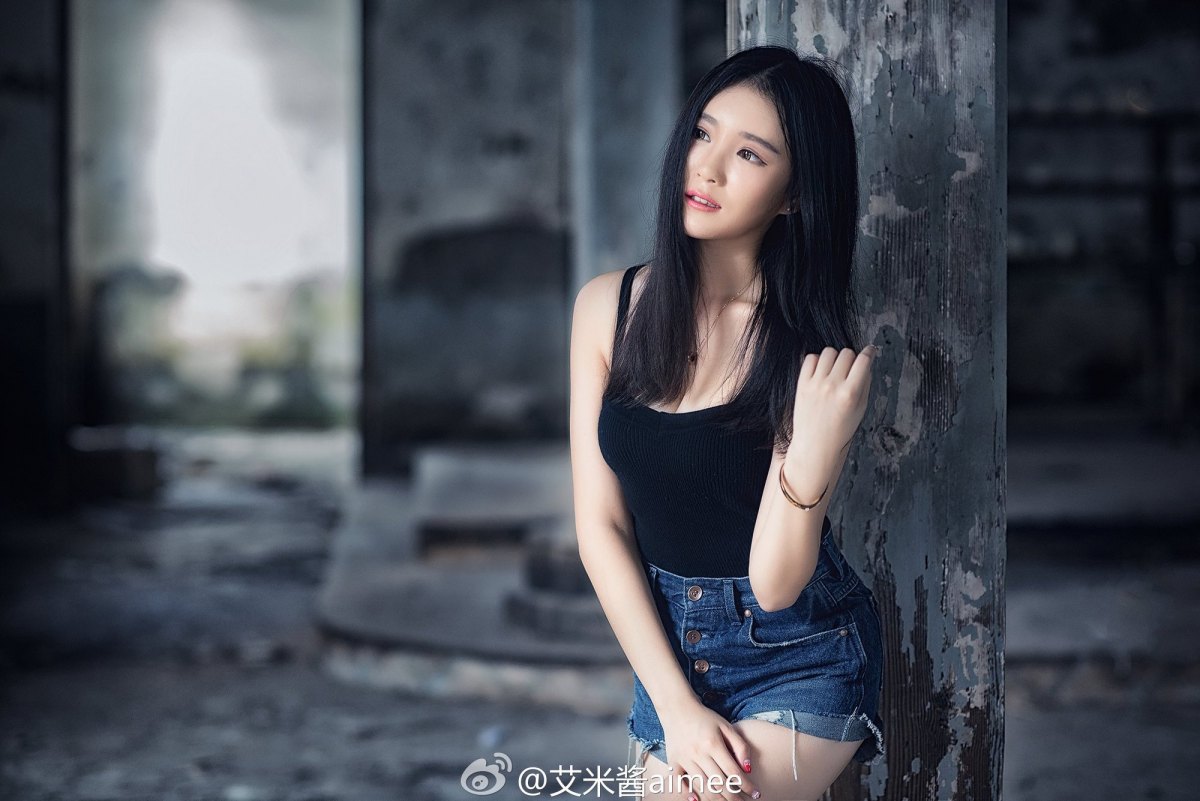 龙珠TV美女主播艾米酱aimee也是阿里游戏展台showgirl女神之一