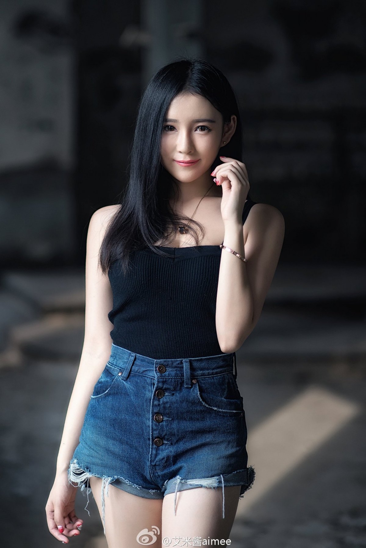 龙珠TV美女主播艾米酱aimee也是阿里游戏展台showgirl女神之一