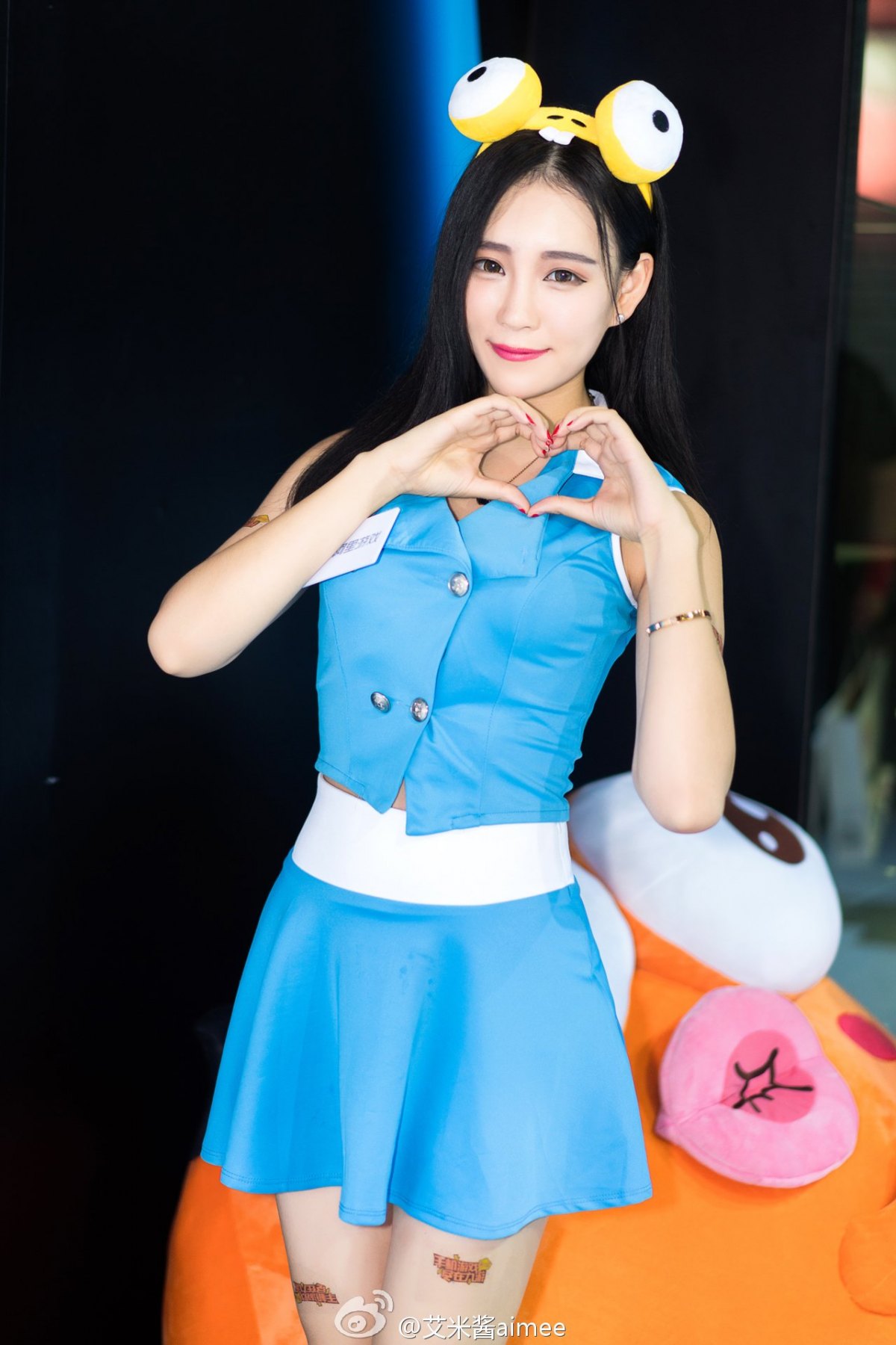 龙珠TV美女主播艾米酱aimee也是阿里游戏展台showgirl女神之一