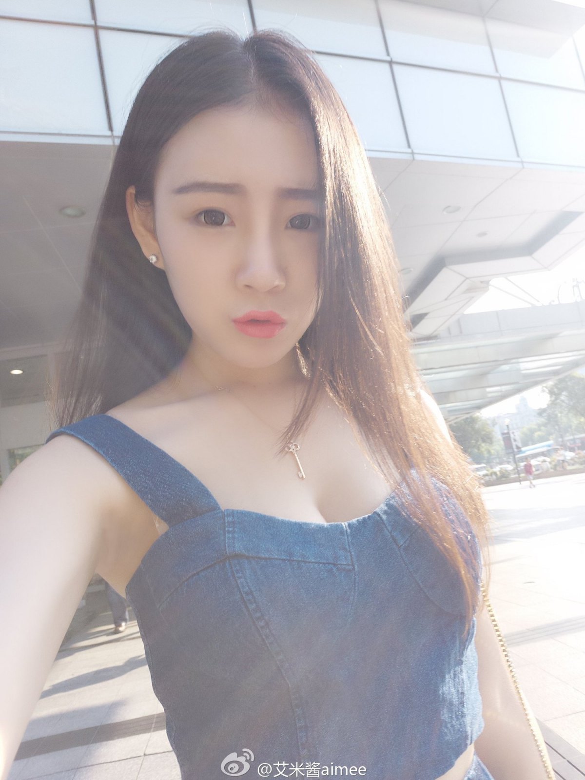龙珠TV美女主播艾米酱aimee也是阿里游戏展台showgirl女神之一