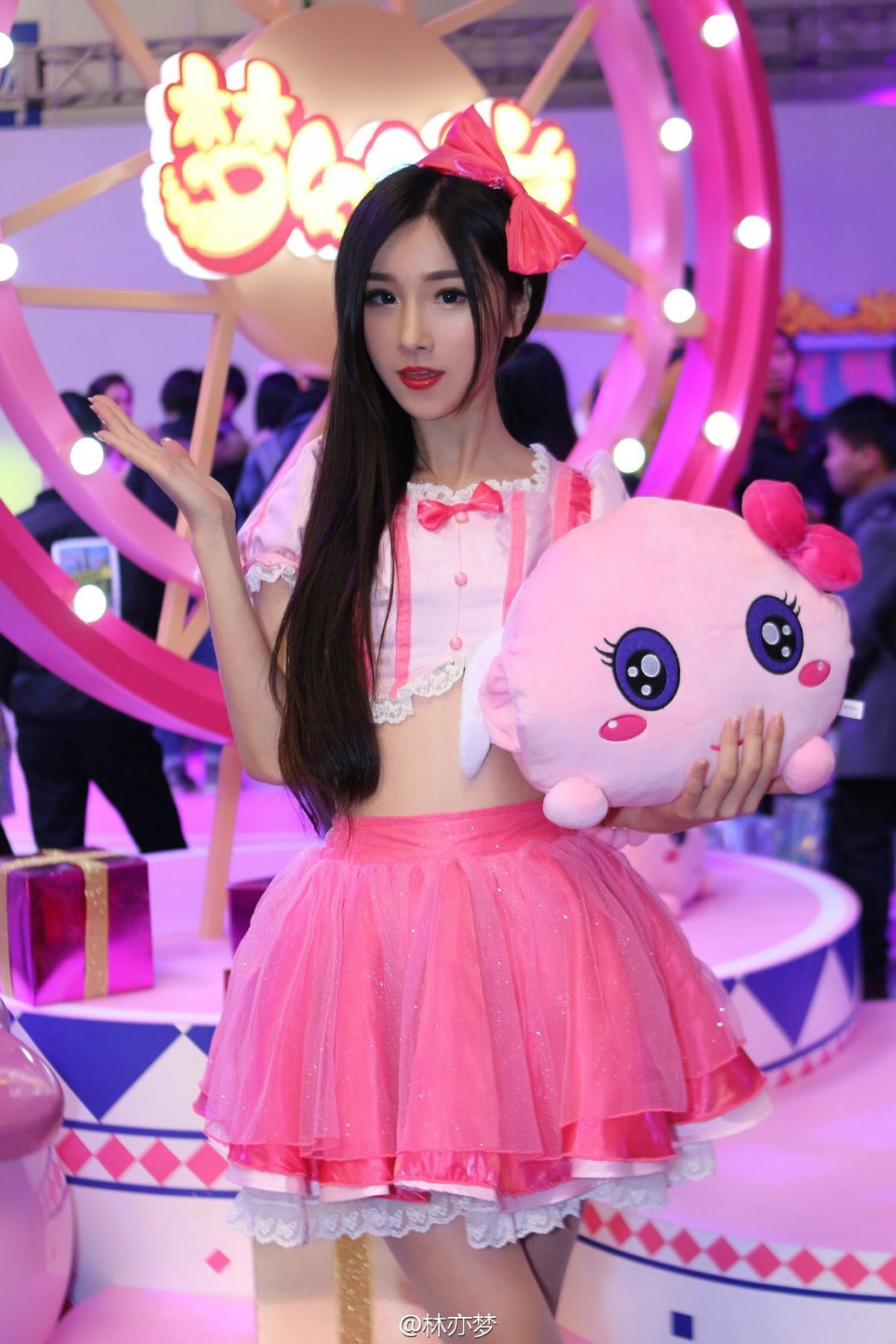 2016电魂游戏展台showgirl美女林亦梦
