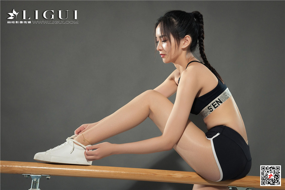 楚楚动人的细腿美模小戈室内翘臀运动人体写真照