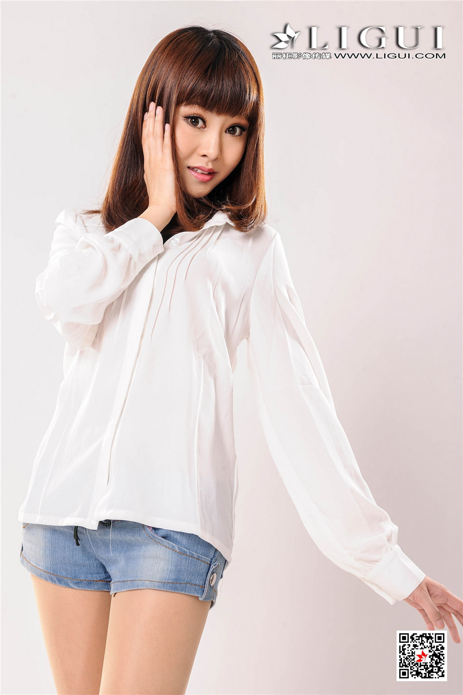娉婷婀娜的美女模特笑笑高跟丝袜短裤摄影棚写真性感长腿诱惑