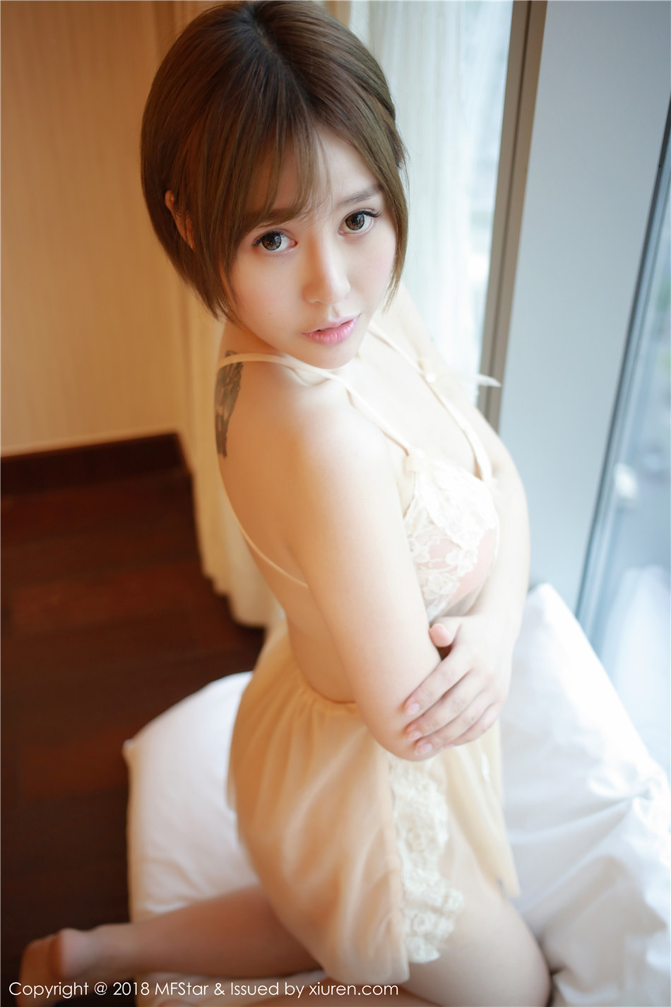 短发纹身少女Evelyn艾莉丰胸肥臀性感诱惑私房人体写真