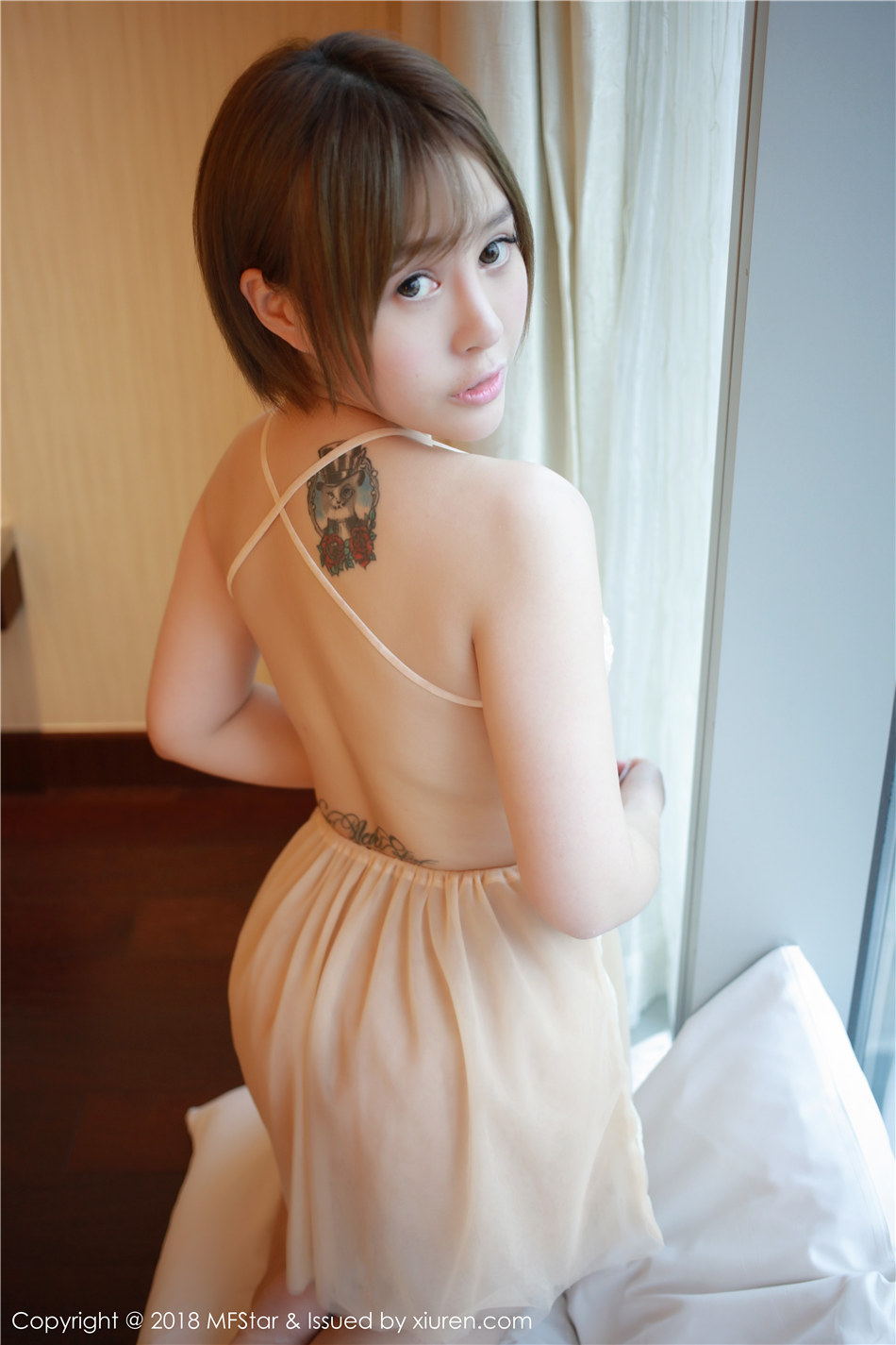 短发纹身少女Evelyn艾莉丰胸肥臀性感诱惑私房人体写真