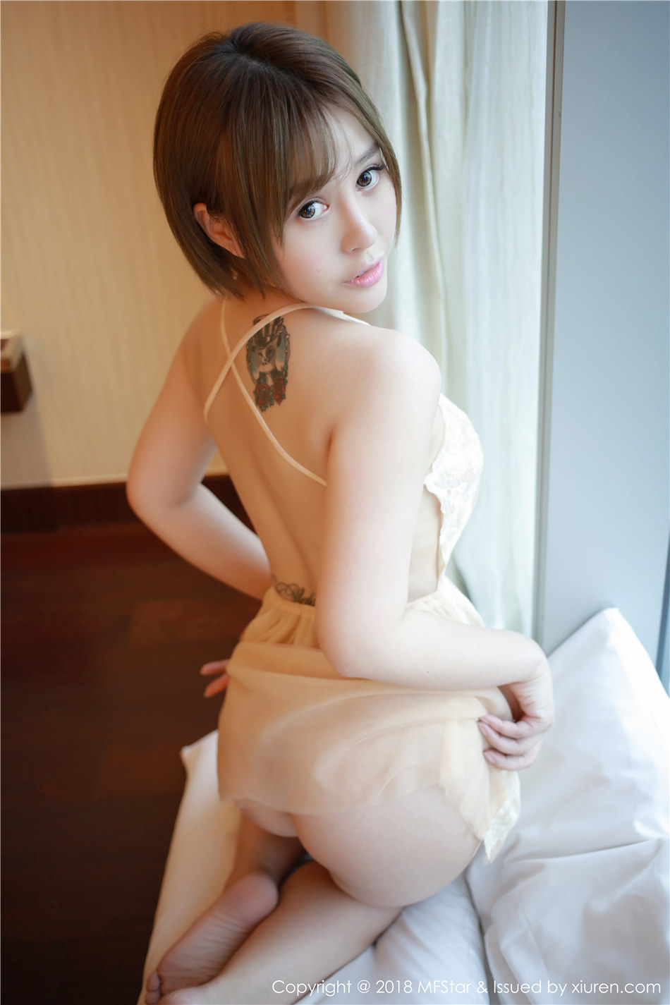 短发纹身少女Evelyn艾莉丰胸肥臀性感诱惑私房人体写真