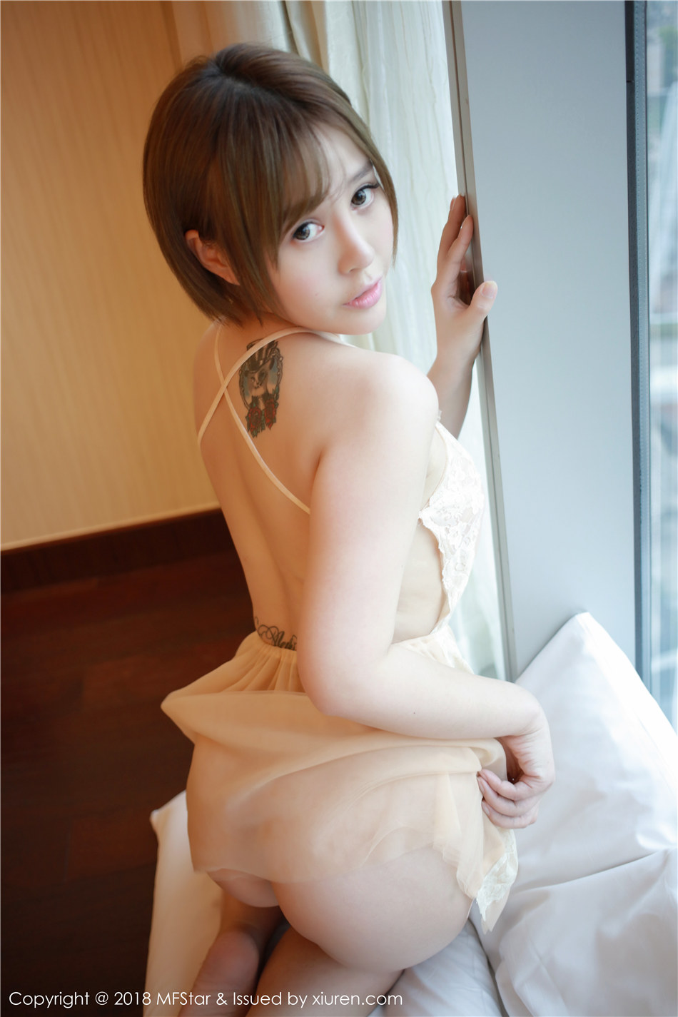 短发纹身少女Evelyn艾莉丰胸肥臀性感诱惑私房人体写真