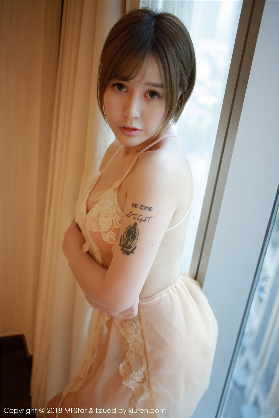 短发纹身少女Evelyn艾莉丰胸肥臀性感诱惑私房人体写真