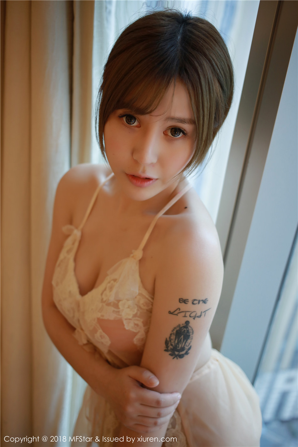 短发纹身少女Evelyn艾莉丰胸肥臀性感诱惑私房人体写真