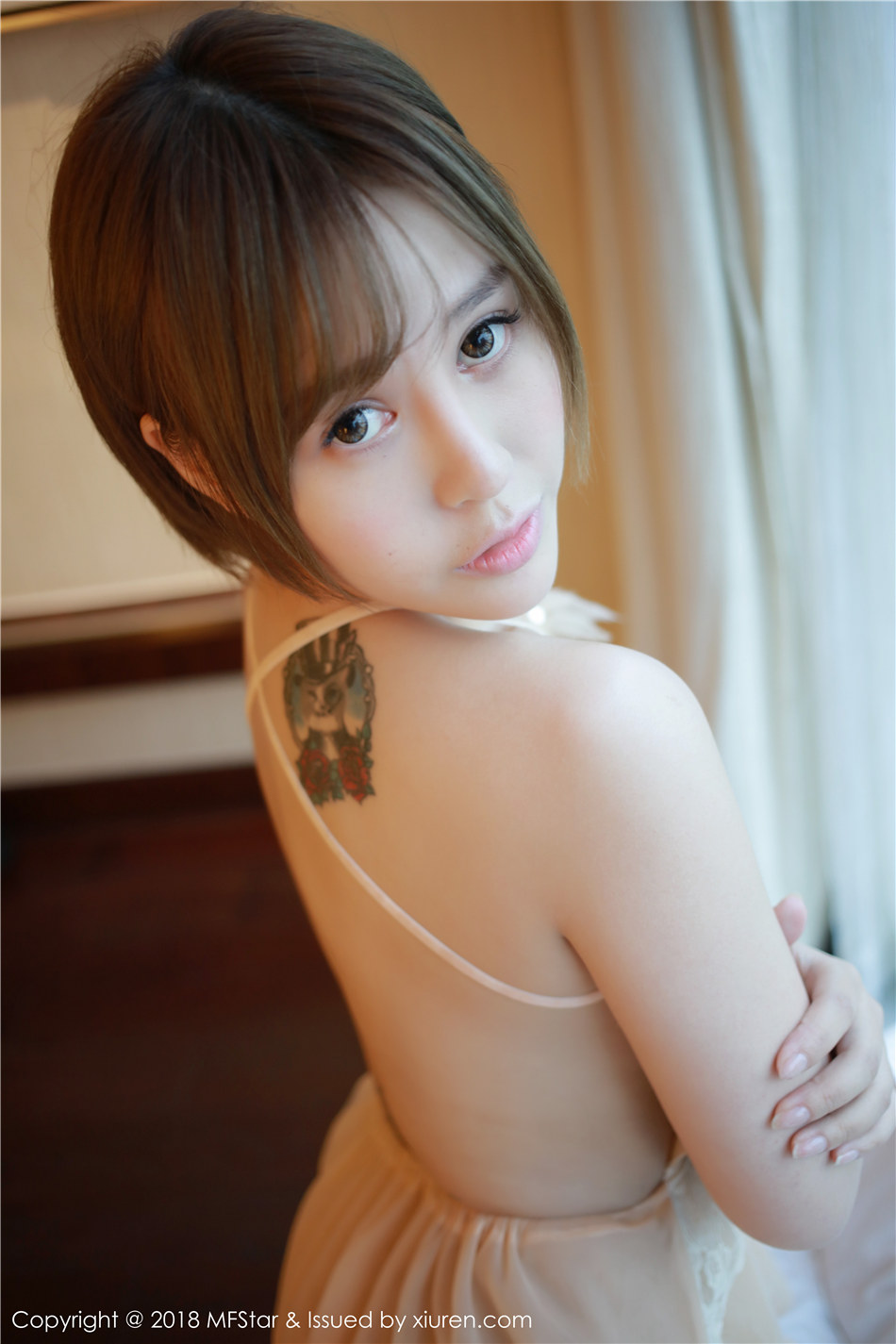 短发纹身少女Evelyn艾莉丰胸肥臀性感诱惑私房人体写真