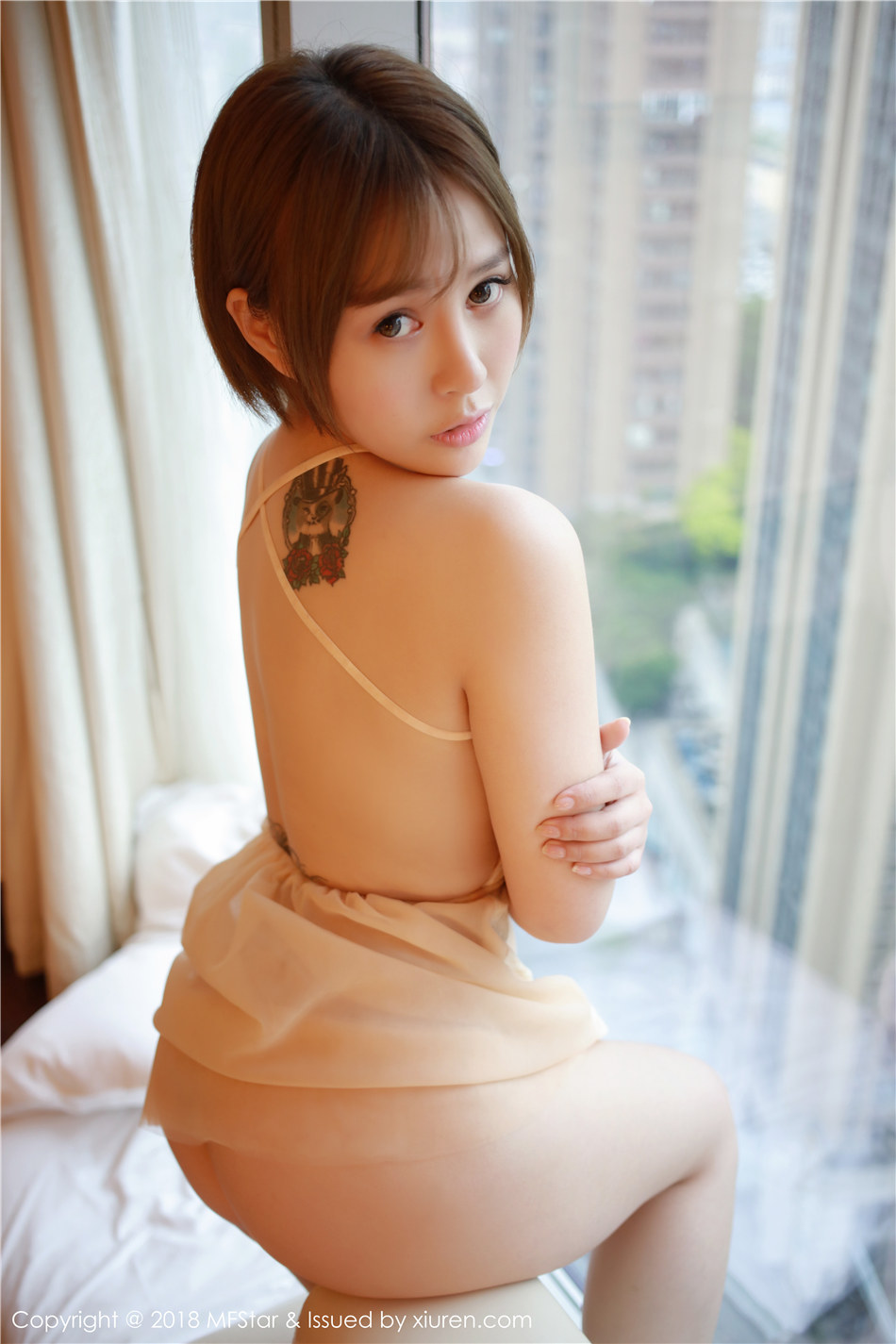 短发纹身少女Evelyn艾莉丰胸肥臀性感诱惑私房人体写真