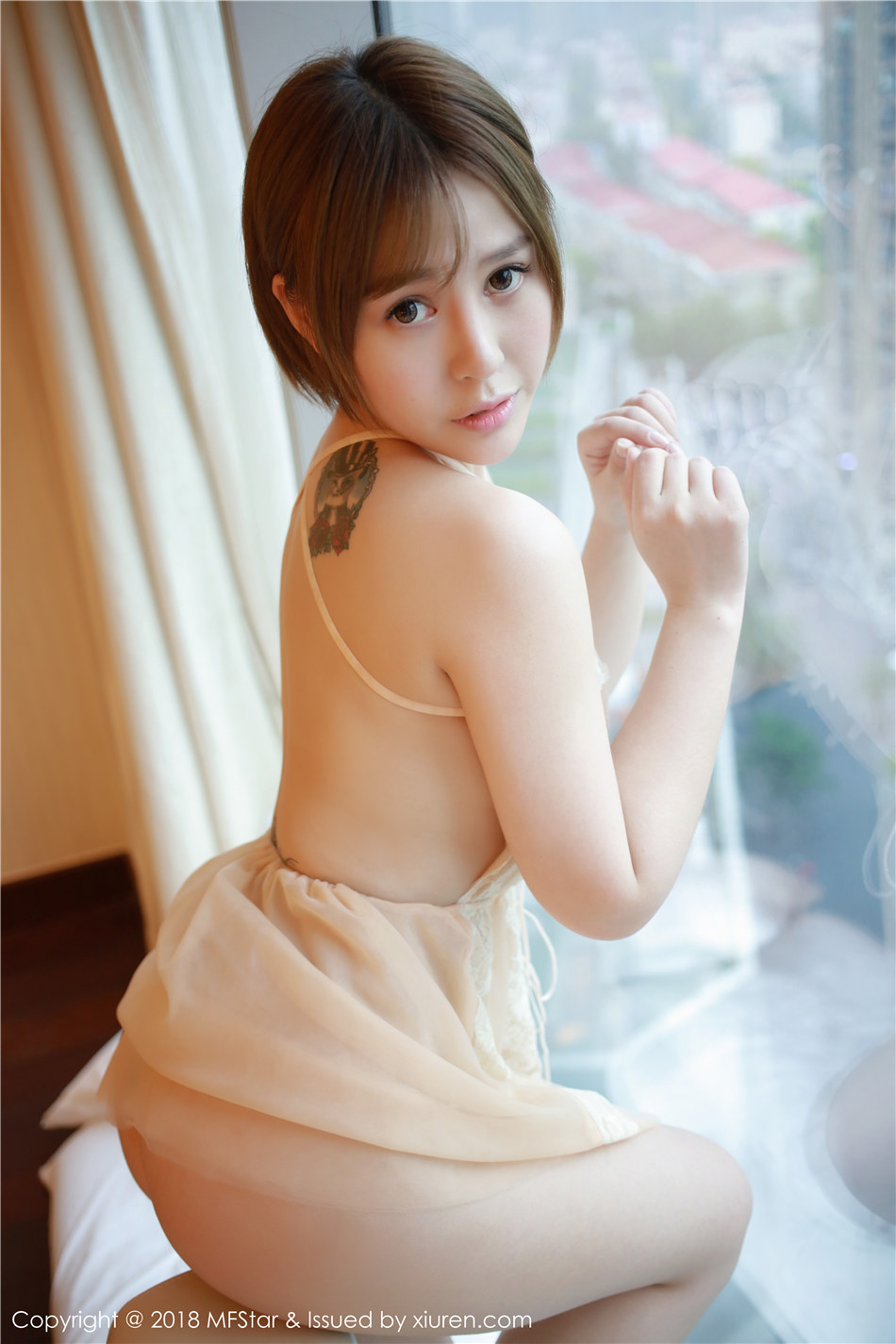 短发纹身少女Evelyn艾莉丰胸肥臀性感诱惑私房人体写真